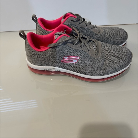 Skechers Shoes - Women’s sketchers tennis shoe size 7 1/2 gray with hot pink lining
